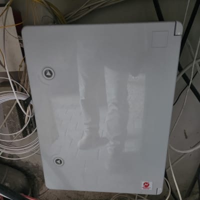 ארון חשמל עם חוטים מסביב