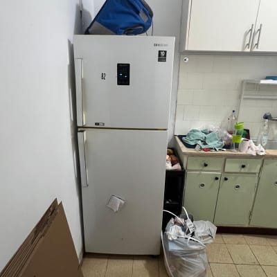 מקרר וקרטוני אריזה במטבח דירה במהלך הכנות להובלה