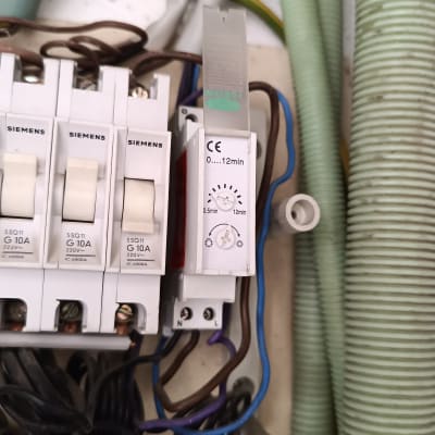 לוח חשמל עם מפסקים וחוטים