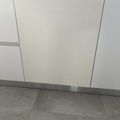 ארונות מטבח לבנים עם משטח עבודה אפור