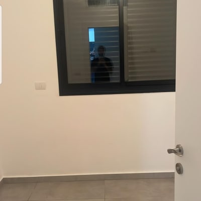 חדר ריק עם רצפה נקייה וחלון גדול