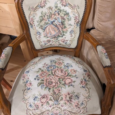 כיסא מרופד עם דוגמת פרחים ורקמה דקורטיבית