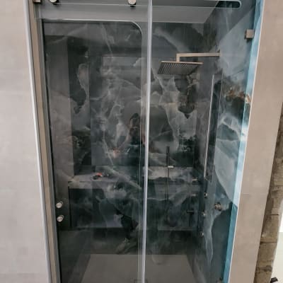 מקלחון זכוכית עם עיצוב מודרני וראש מקלחת