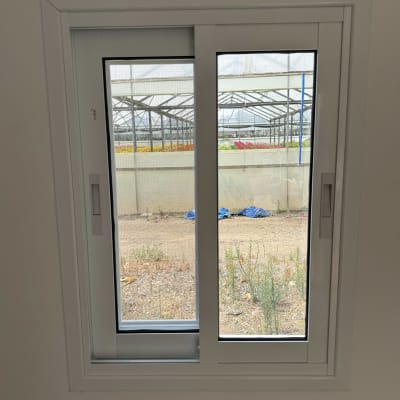 חלון עם תריסים לבנים נפתחים