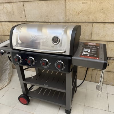גריל גז חיצוני עם ארבעה כפתורים ומד חום