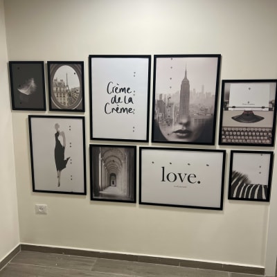 קיר עם תמונות ממוסגרות בעיצוב מודרני