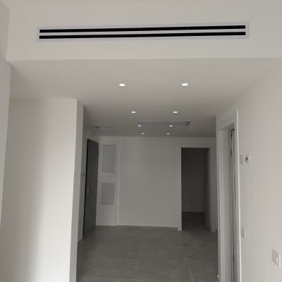 חדר עם מערכת מיזוג אוויר מותקנת בתקרה