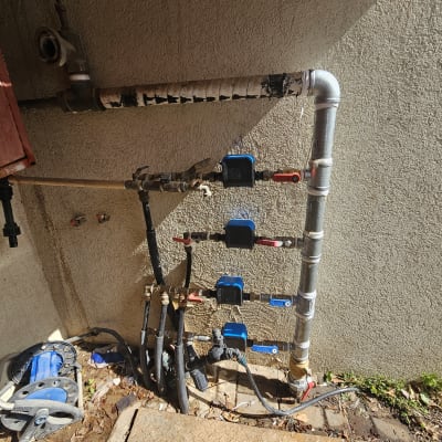 צנרת מים עם ברזים וכלים נוספים על קיר חיצוני