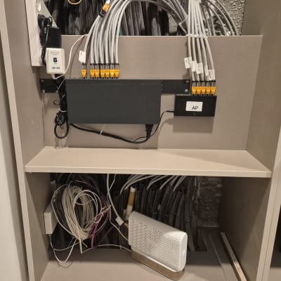 ארון תקשורת עם כבלים ומתגים בתחום הרשתות