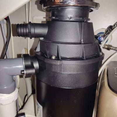 מערכת סילוק אשפה מתחת לכיור עם צינורות חיבור