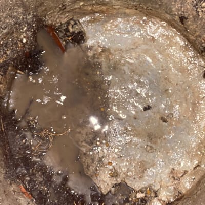 בור עם מים ובוץ, קשור למשאית ואקום