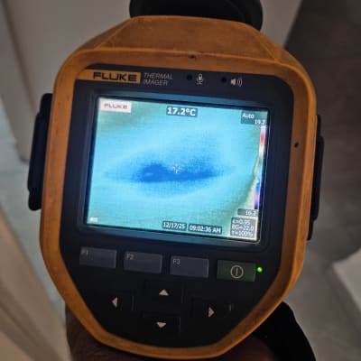 מצלמה תרמית מציגה תמונה עם טמפרטורה