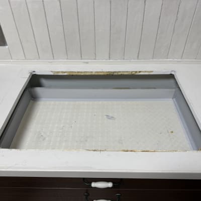 משטח שיש עם חור מלבני למכשיר מטבח