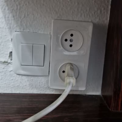 שקע חשמל עם תקע מחובר לקיר