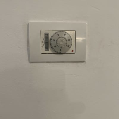 תרמוסטט קיר עם חוגה ומתג