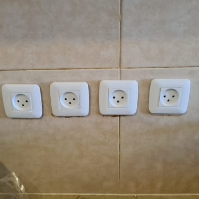 ארבעה שקעים חשמליים מותקנים על קיר אריחים