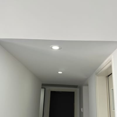 תאורה מותקנת בתקרה במסדרון