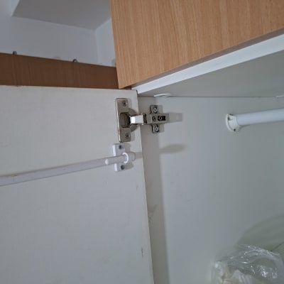 ציר דלת ארון עם ברגים וכלים