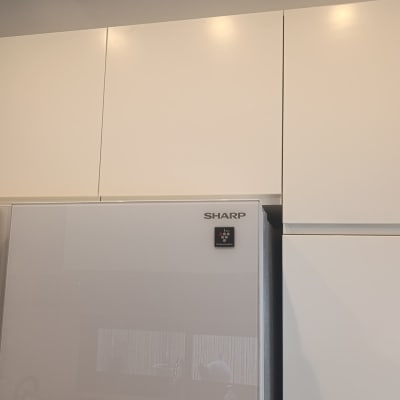 ארונות מטבח לבנים מעל מקרר