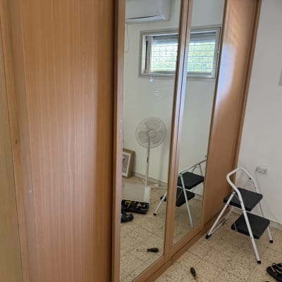 ארון עם מראה, סולם וכלי עבודה בחדר