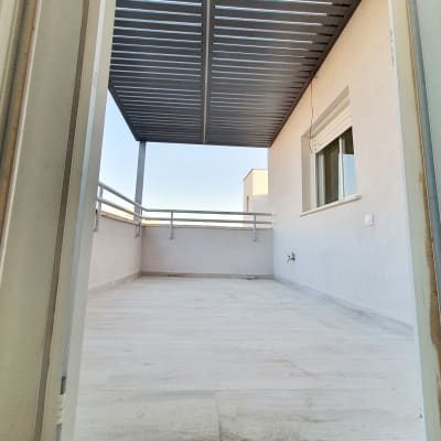 מרפסת עם רצפת קרמיקה חדשה וגג מתכת