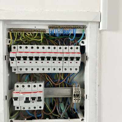 לוח חשמל עם חוטים ומפסקים