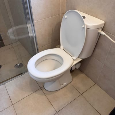 אסלה בחדר אמבטיה עם דלת זכוכית