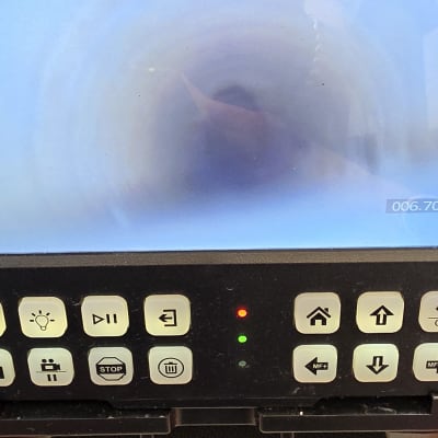 מסך עם תצוגת מצלמה בתוך צינור