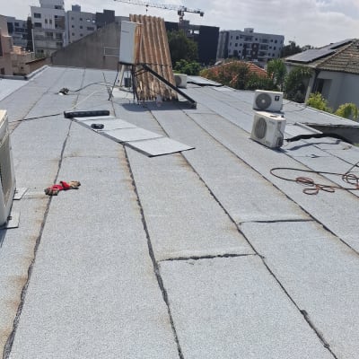 גג עם יריעות איטום ומזגנים