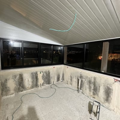 תקרה וקירות אלומיניום עם חלונות גדולים