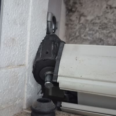 חלק ממנגנון תריס גלילה על קיר