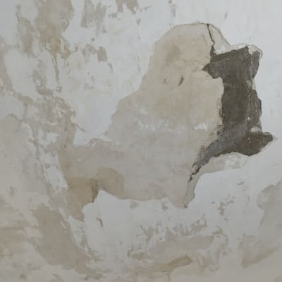 תקרה עם קילופי צבע וסדקים לתיקון