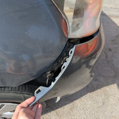 תיקון פגוש רכב עם חלק מתכת חשוף