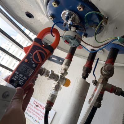 מדידת טמפרטורה בצנרת עם מכשיר מדידה