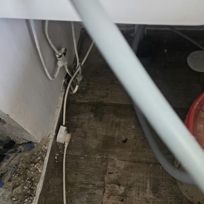 צינורות וחוטים ליד קיר, עבודה בתחום האינסטלציה