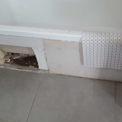 אמבטיה עם תיקון צנרת גלוי