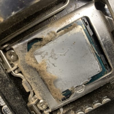 מעבד מחשב עם אבק על לוח אם