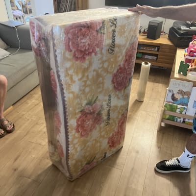 מזרן עטוף בניילון בסלון ביתי
