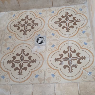 אריחי קרמיקה מעוצבים עם ניקוז במרכז