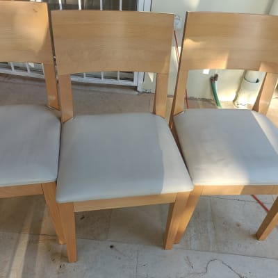 כיסאות עץ עם ריפוד בהיר לאחר ניקוי