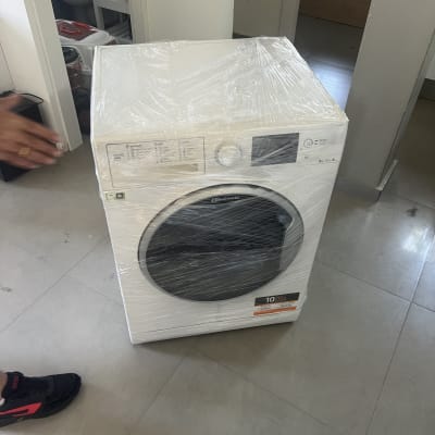 מכונת כביסה עטופה בניילון בחדר