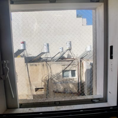 רשת על חלון למניעת כניסת יונים