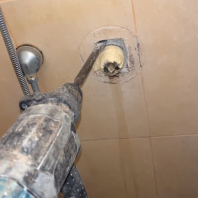 כלי עבודה קודח בקיר קרמיקה