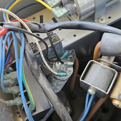 חוטים ורכיבים בתוך מערכת מיזוג אוויר