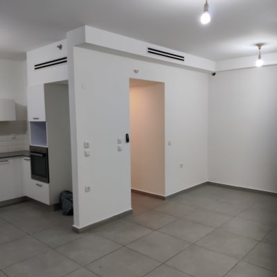 חדר ריק עם קירות לבנים ותאורה פשוטה