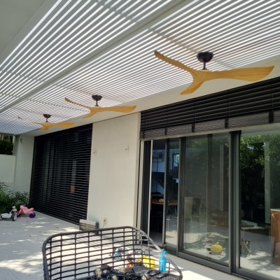 מאווררי תקרה מותקנים, כבלים וכלי עבודה על ספסל