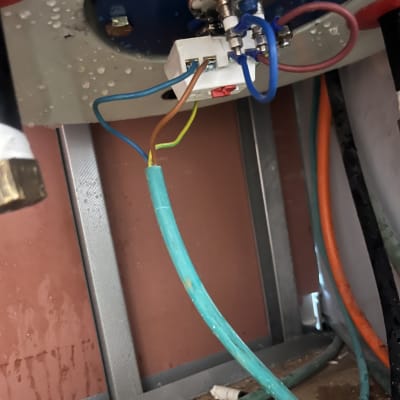 חיבורים חשמליים וצינורות בדוד שמש