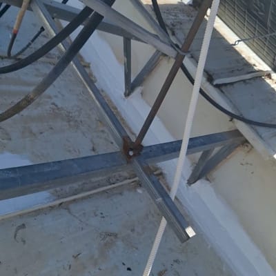 איטום גג עם חומרים וכלים מתכתיים