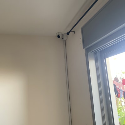 מצלמת אבטחה מותקנת בפינת תקרה פנימית