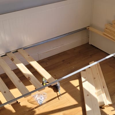 חלקי מיטה מעץ, מברגה וכלי עבודה